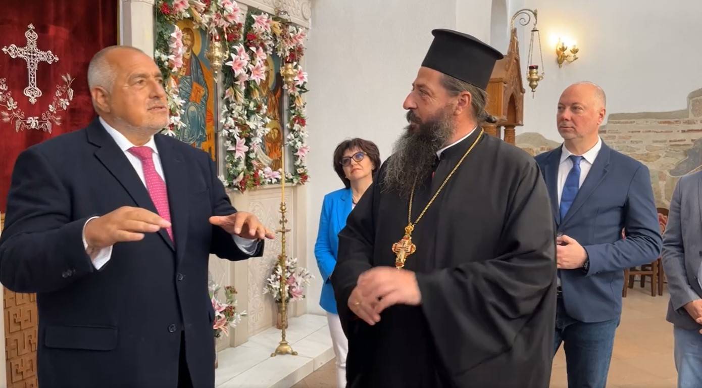  Бойко Борисов бе посрещнат пред манастира Св. Йоан Предтеча 